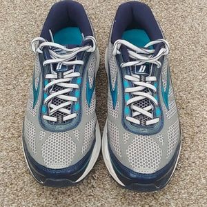 Womens Brooks Dyad Shoes